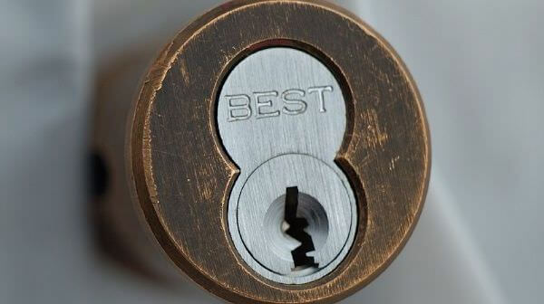 Замена личинки замка входной двери в Владивостоке